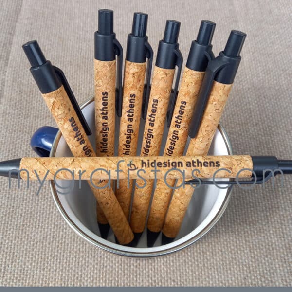 Στυλό με περιβλημα από φελλό και φιλικά προς το περιβάλλον άχυρο σίτου (50%) και πλαστικό ABS (50%). Μπλε μελάνι.