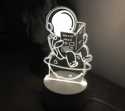 Επιτραπέζιο-3D-Φωτιστικό-LED-σε-Σχήμα-Astronaut Personalized, Με Xάραξη 25ευρώ